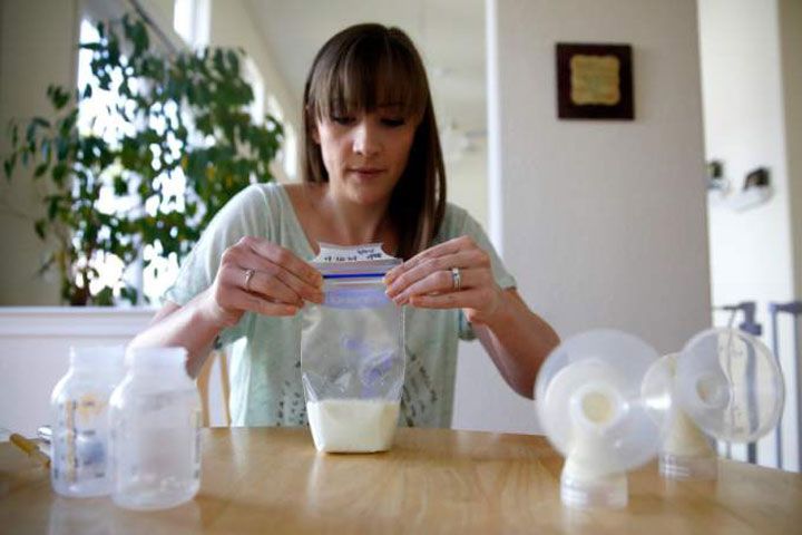 การปั๊มนมแม่ การเก็บรักษา และวิธีการนำมาใช้