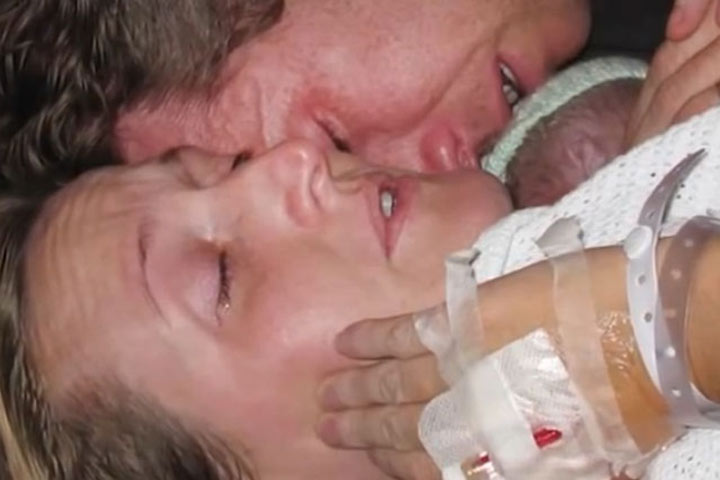ทารกหยุดหายใจกลับรอดชีวิตในอ้อมกอดแม่