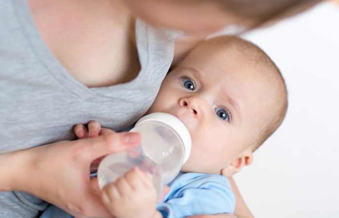ทารกที่กินนมแม่ไม่ควรกินน้ำก่อน 6 เดือน